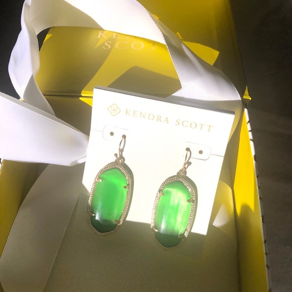 NWOT Kendra Scott RARE & Retired Elle Earrings Peridot & Yellow Gold Very HTF! - Picture 3 of 8